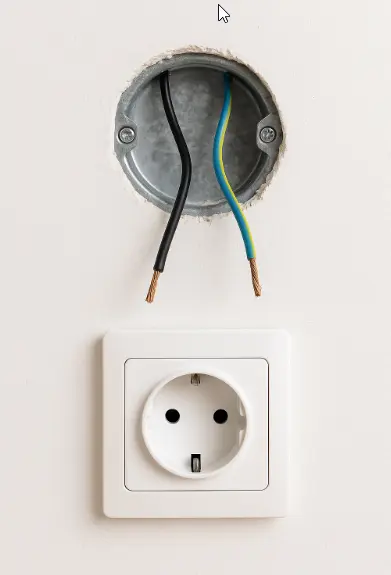 Enchufe abierto con cables listos para conectar de forma segura