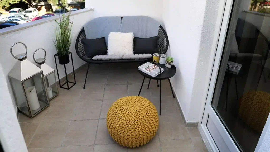 terraza pequeña decorada con plantas