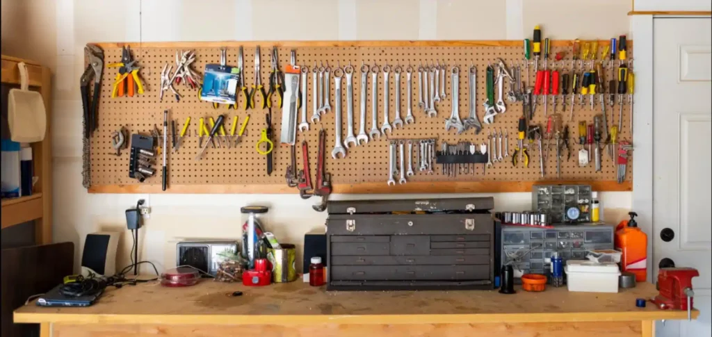 Herramientas de bricolaje para casa organizadas en un banco de trabajo